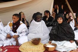 Image du Maroc Professionnelle de  La mariée est assise près de son mari sous une tente durant la célébration de son mariage au grand moussem de Tan Tan, Samedi 24 Mars 2012. (MPSimages/Abdeljalil Bounhar)


 